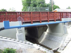 Új kerékpáros híd tervezése a Bella-patak felett